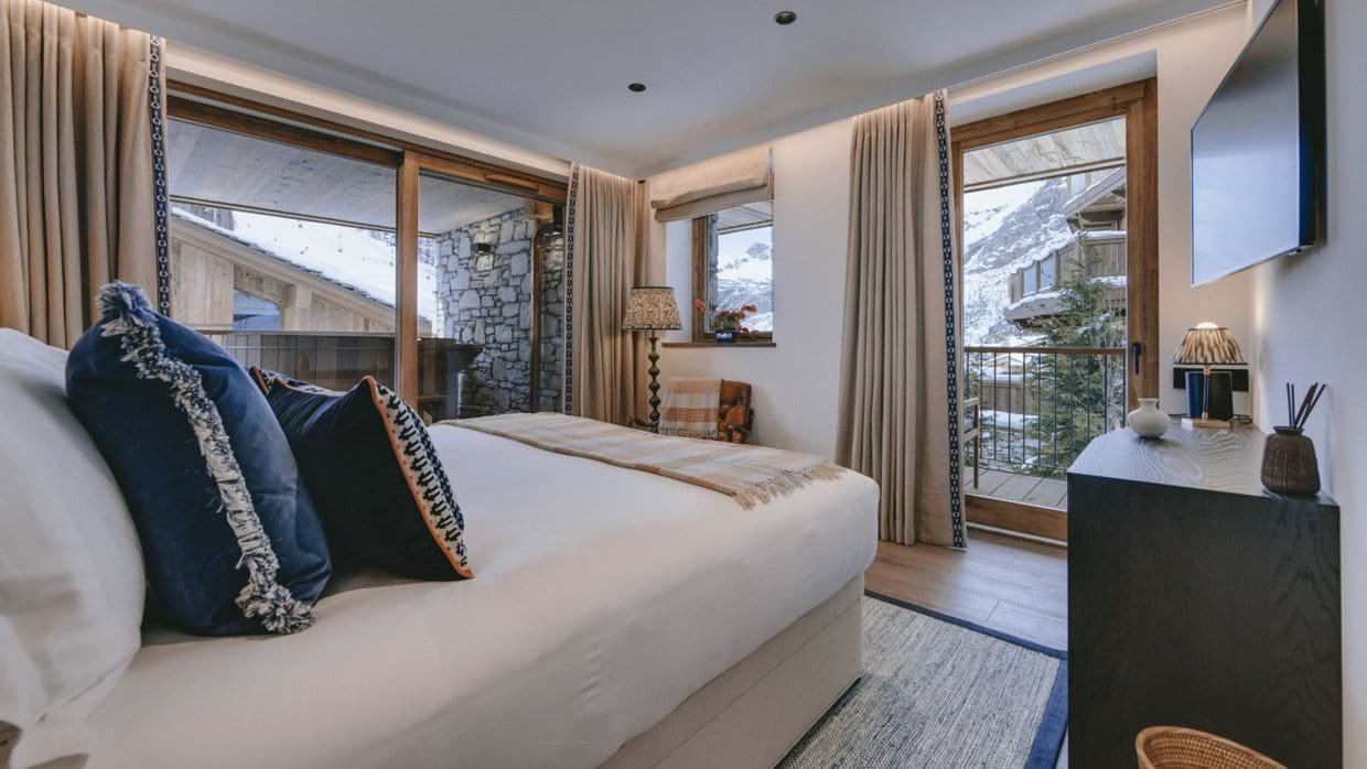 luxury-ski-chalets-val-disere-chalet-la-tene-oxford-ski-bedroom1 (2).jpg