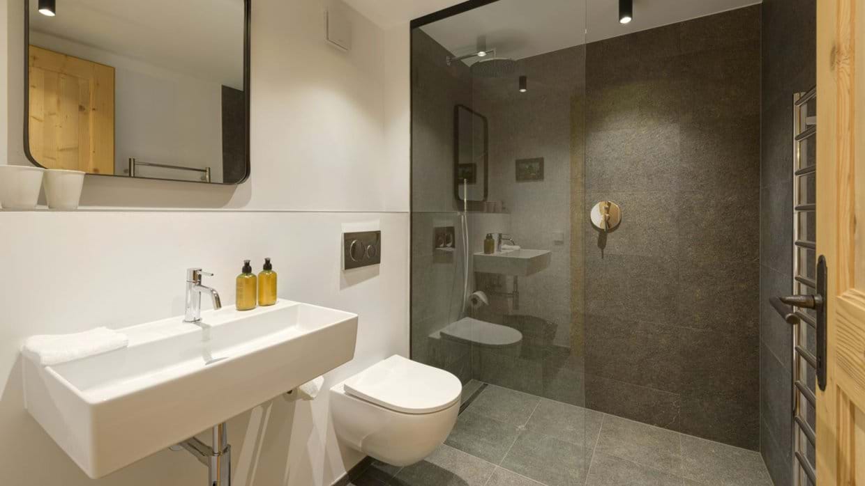 Luxury-Ski-Chalet-St-Anton-Chalet-Silver-Fox-1-Oxford-Ski-Bathroom1.jpg
