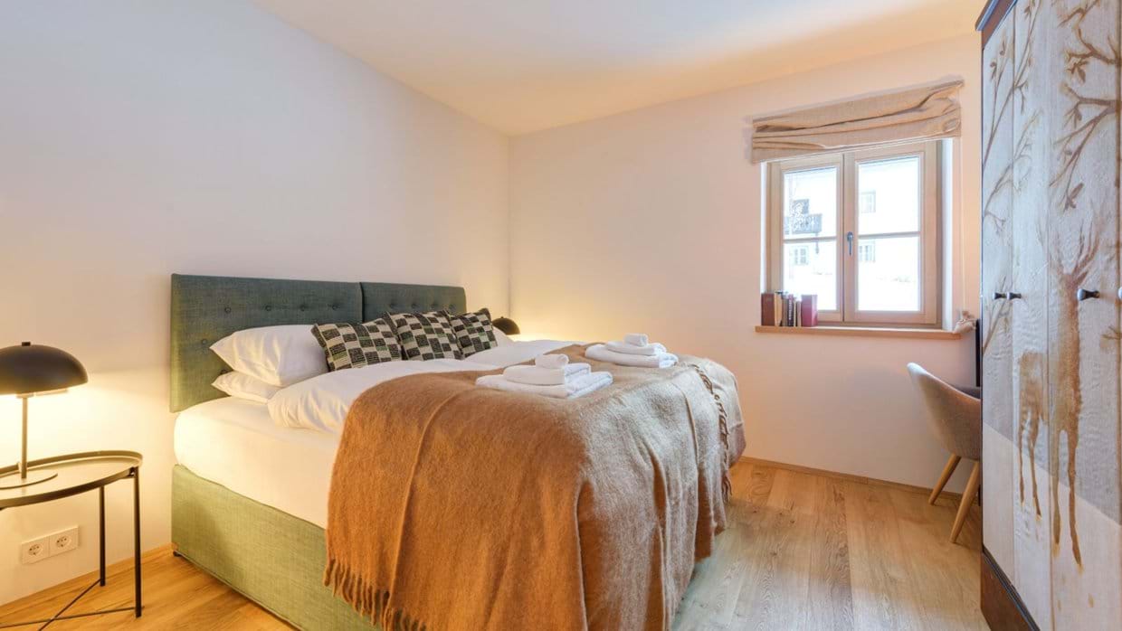 Luxury-Ski-Chalet-St-Anton-Chalet-Silver-Fox-1-Oxford-Ski-Bedroom (3).jpg