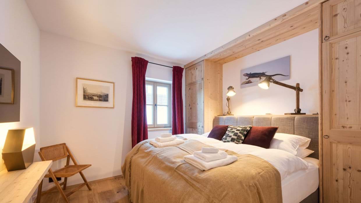 Luxury-Ski-Chalet-St-Anton-Chalet-Silver-Fox-1-Oxford-Ski-Bedroom (15).jpg
