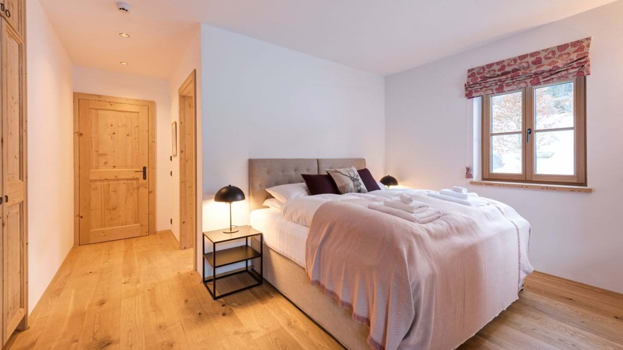 Luxury-Ski-Chalet-St-Anton-Chalet-Silver-Fox-1-Oxford-Ski-Bedroom (16).jpg