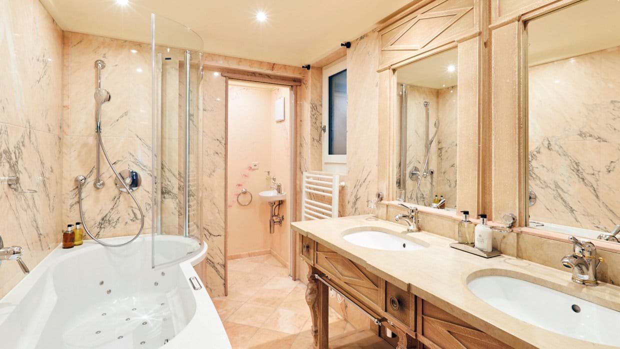 Hotel Alex - Bathroom (1).jpg