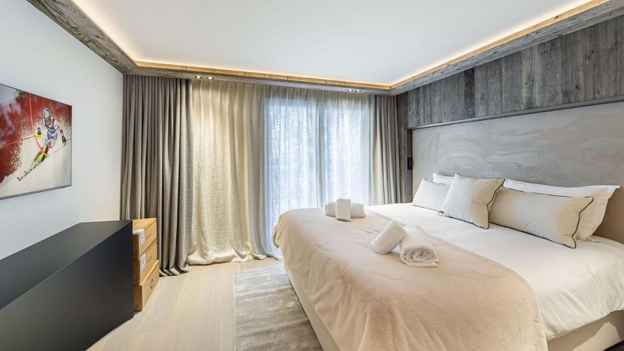 Luxury-Ski-Chalet-Courchevel-1850-Chalet-Bellarossa-Oxford-Ski-Bedroom3.jpg