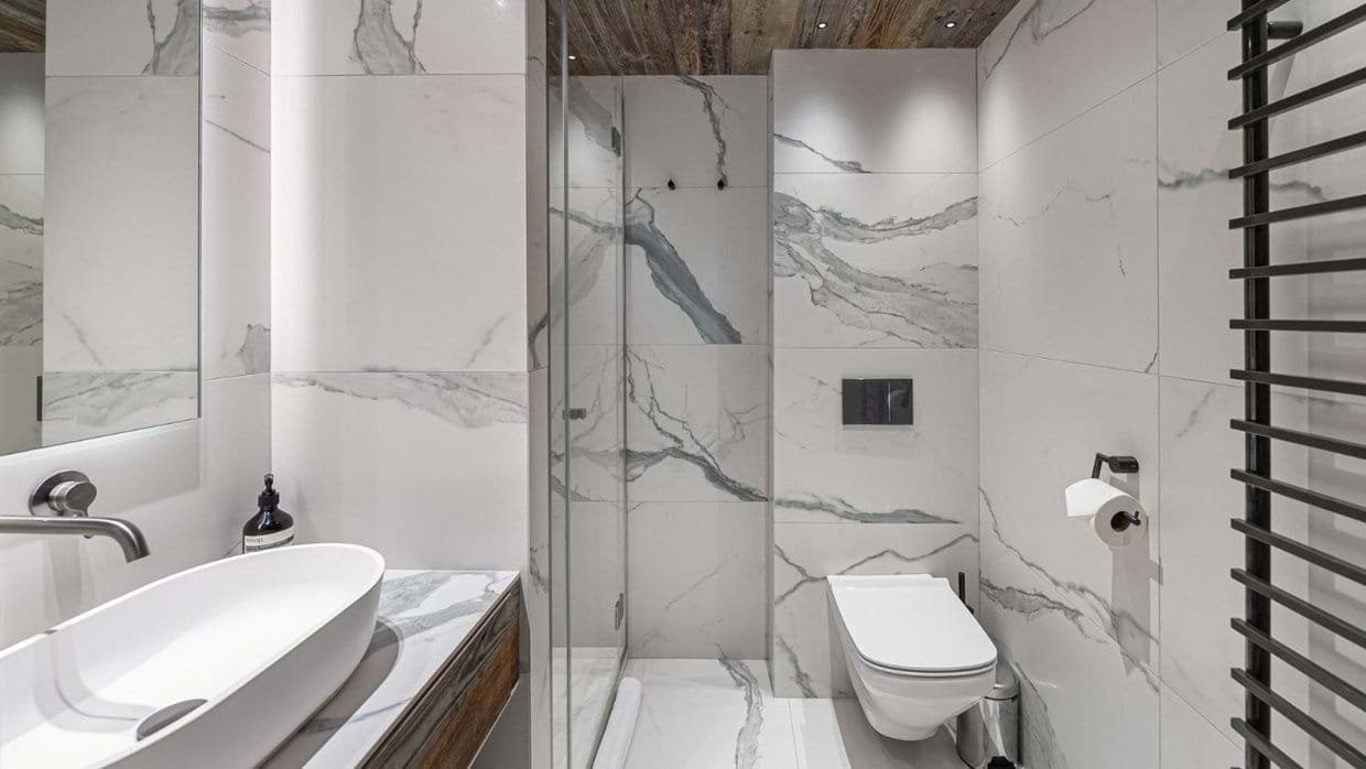 Luxury-Ski-Chalet-Courchevel-1850-Chalet-Bellarossa-Oxford-Ski-Bathroom (13).jpg