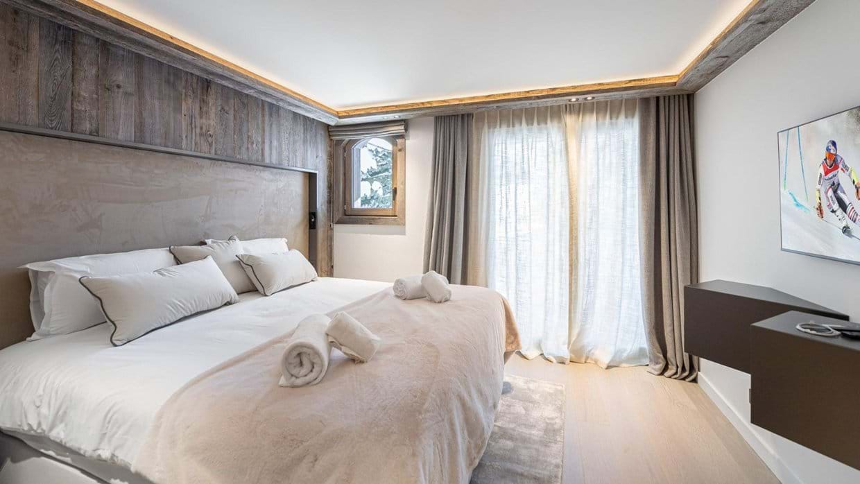 Luxury-Ski-Chalet-Courchevel-1850-Chalet-Bellarossa-Oxford-Ski-Bedroom1.jpg