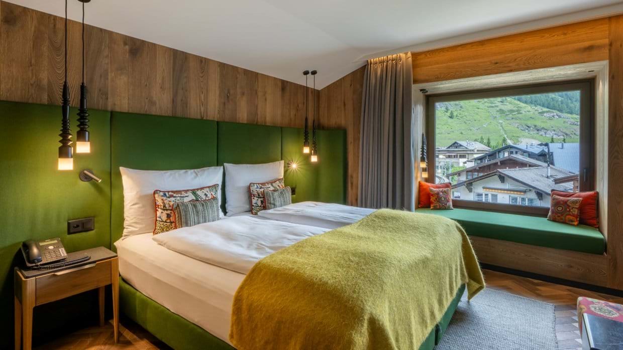 luxury-ski-chalets-zermatt-zermama-oxford-ski-bedroom (2).jpg