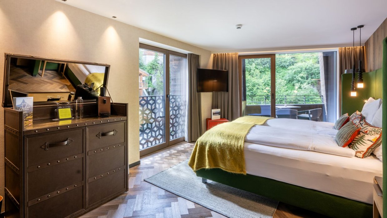 luxury-ski-chalets-zermatt-zermama-oxford-ski-bedroom (3).jpg