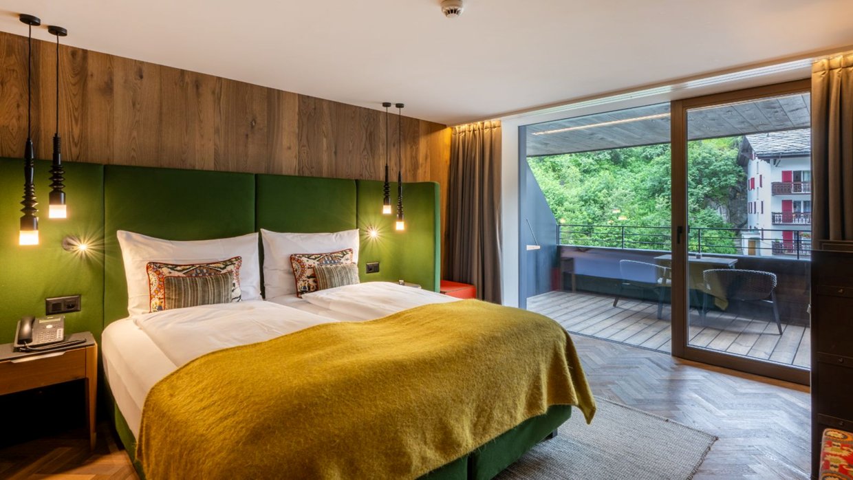 luxury-ski-chalets-zermatt-zermama-oxford-ski-bedroom (4).jpg