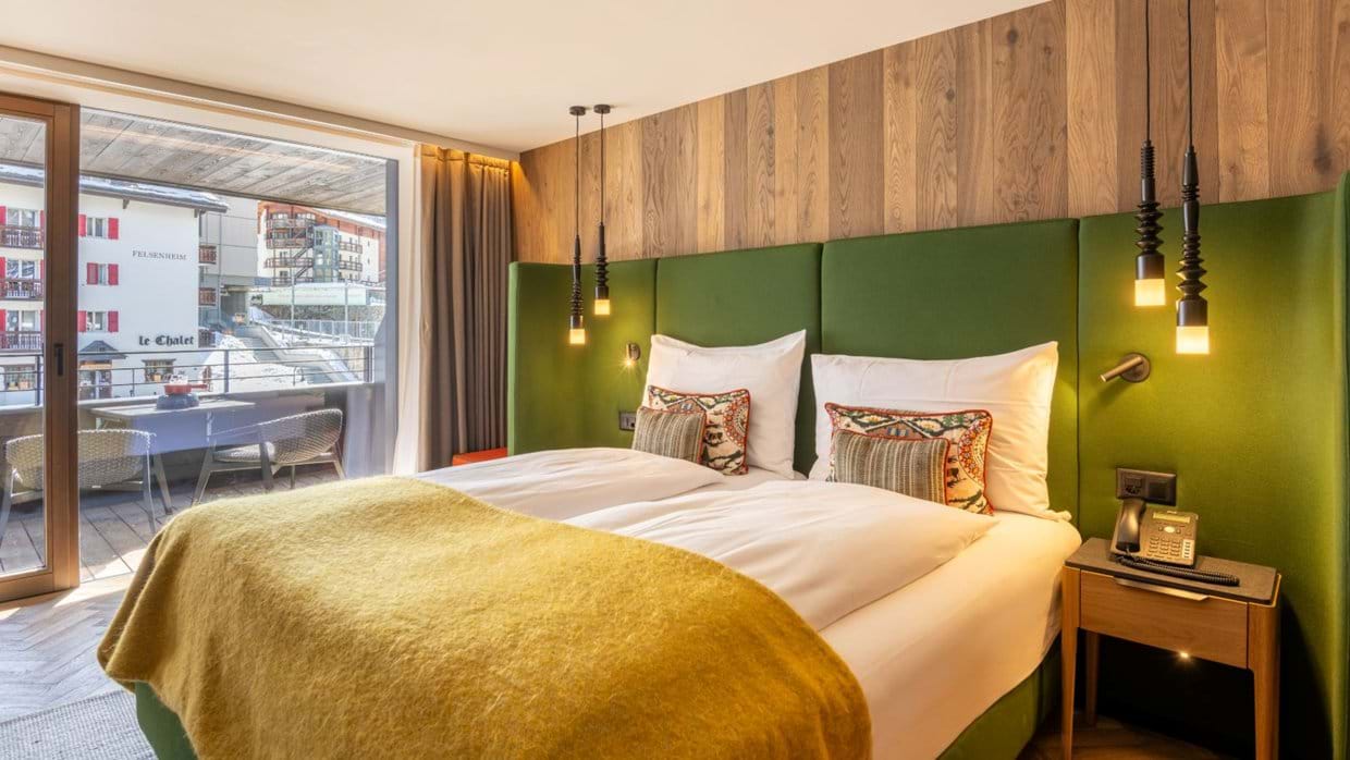 luxury-ski-chalets-zermatt-zermama-oxford-ski-bedroom (6).jpg