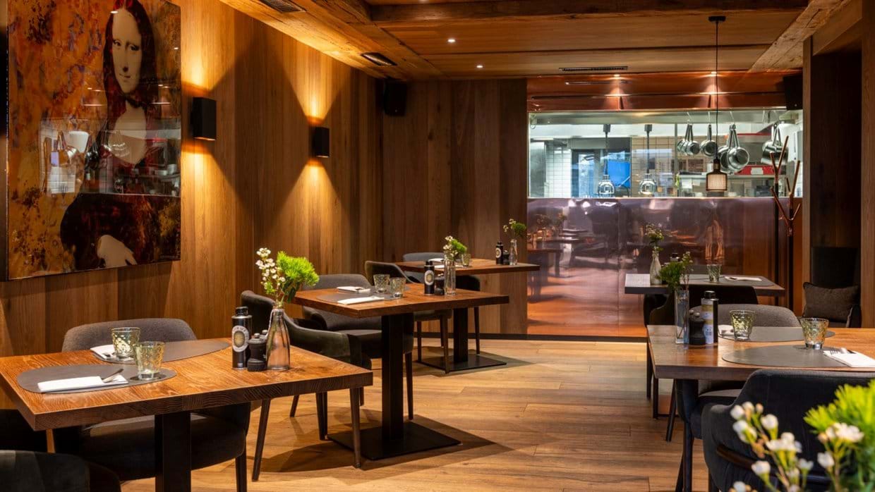 luxury-ski-chalets-zermatt-zermama-oxford-ski-restaurant (1).jpg