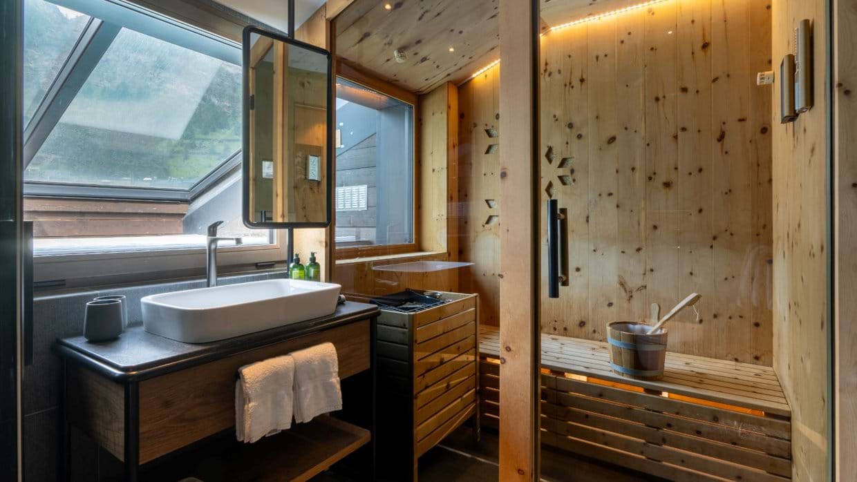 luxury-ski-chalets-zermatt-zermama-oxford-ski-bathroom (2).jpg
