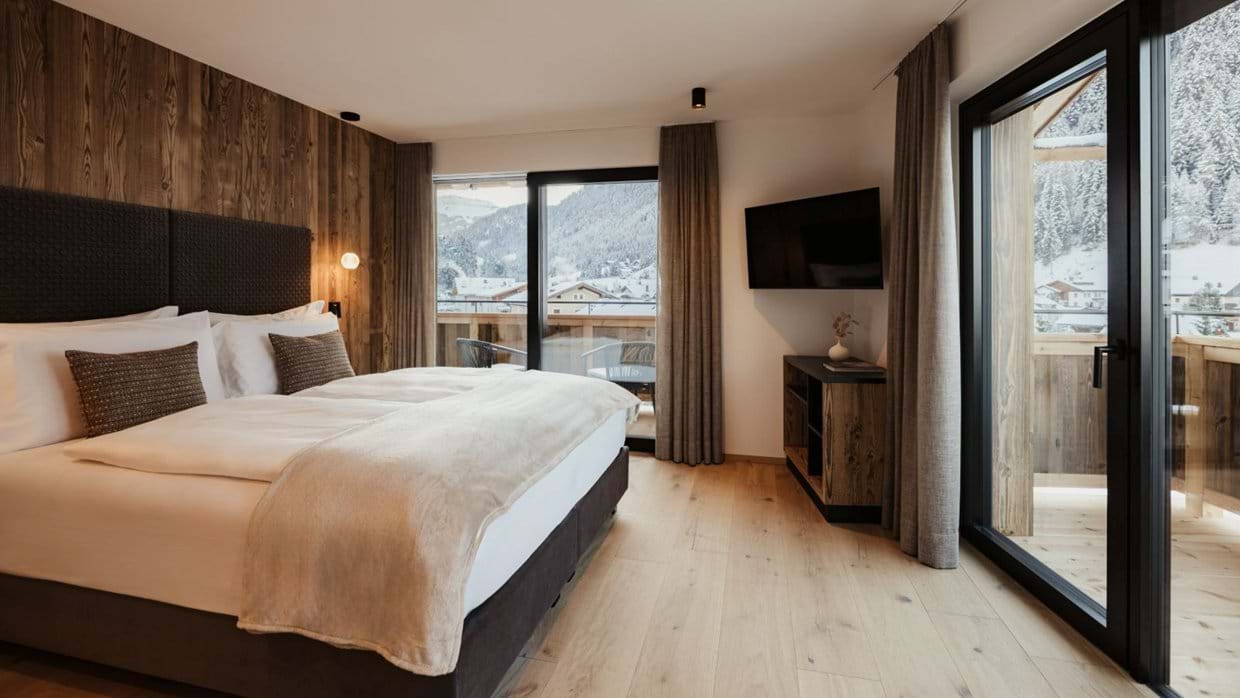 Luxury-Ski-Chalet-Val-Gardena-Chalet-Mile-2-Oxford-Ski-Bedroom (2).jpg