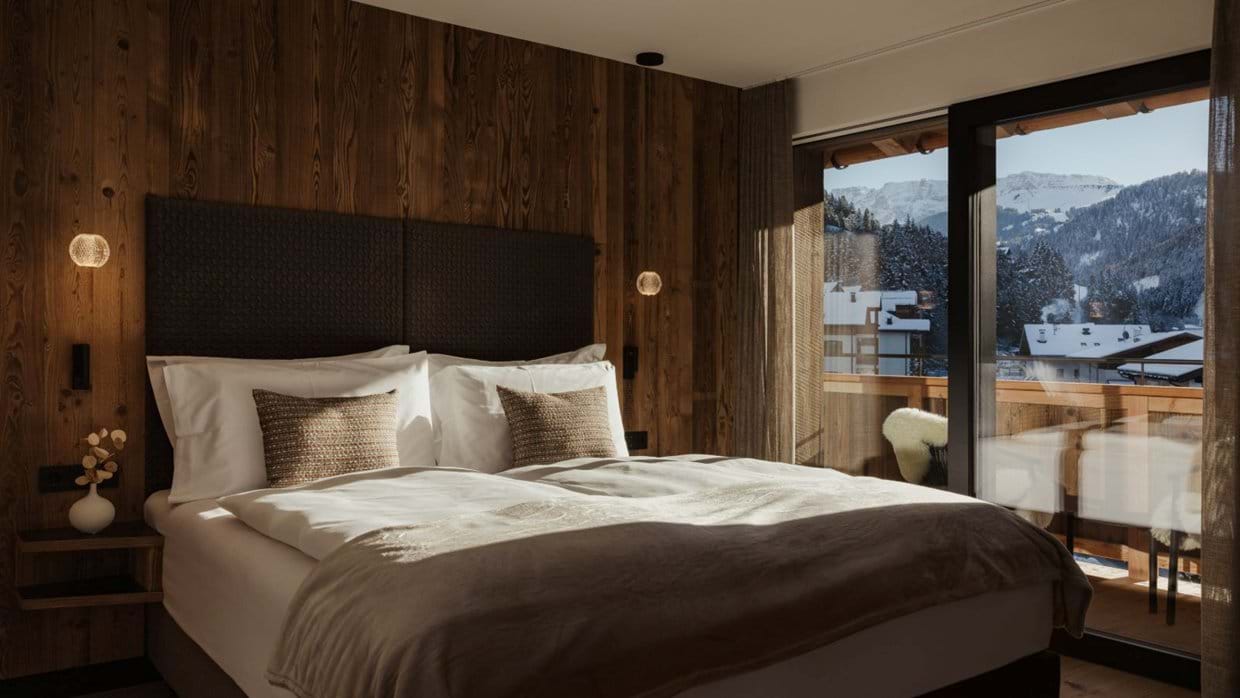 Luxury-Ski-Chalet-Val-Gardena-Chalet-Mile-2-Oxford-Ski-Bedroom (4).jpg