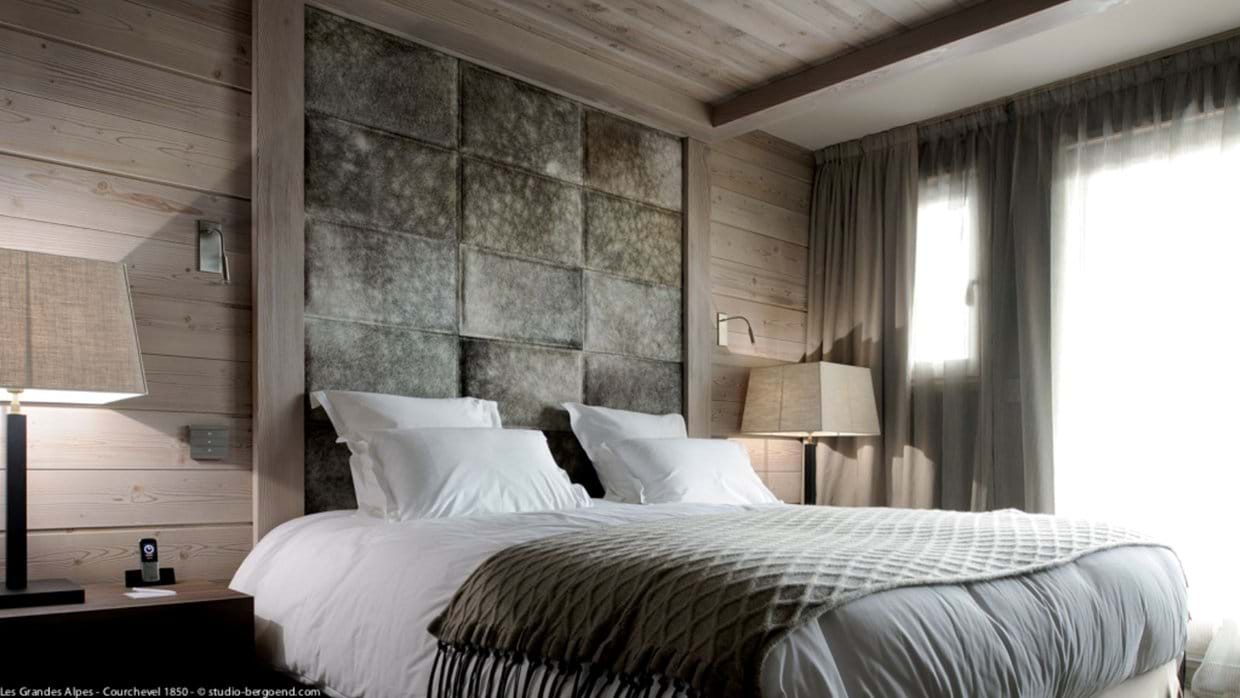 luxury-ski-chalets-courchevel-1850-garnet-apartment-oxford-ski-bedroom (3).jpg