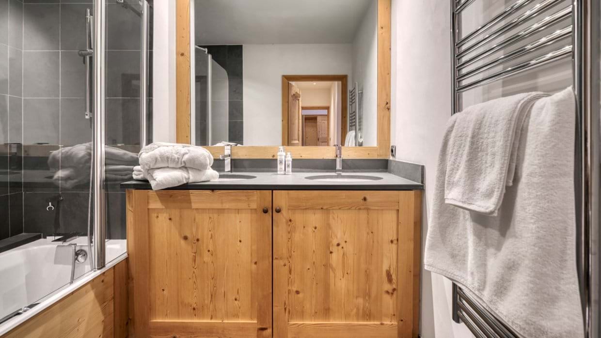 Luxury-Ski-Chalet-Val-d-Isere-Chalet-Sarire-Oxford-Ski-bathroom2.jpg