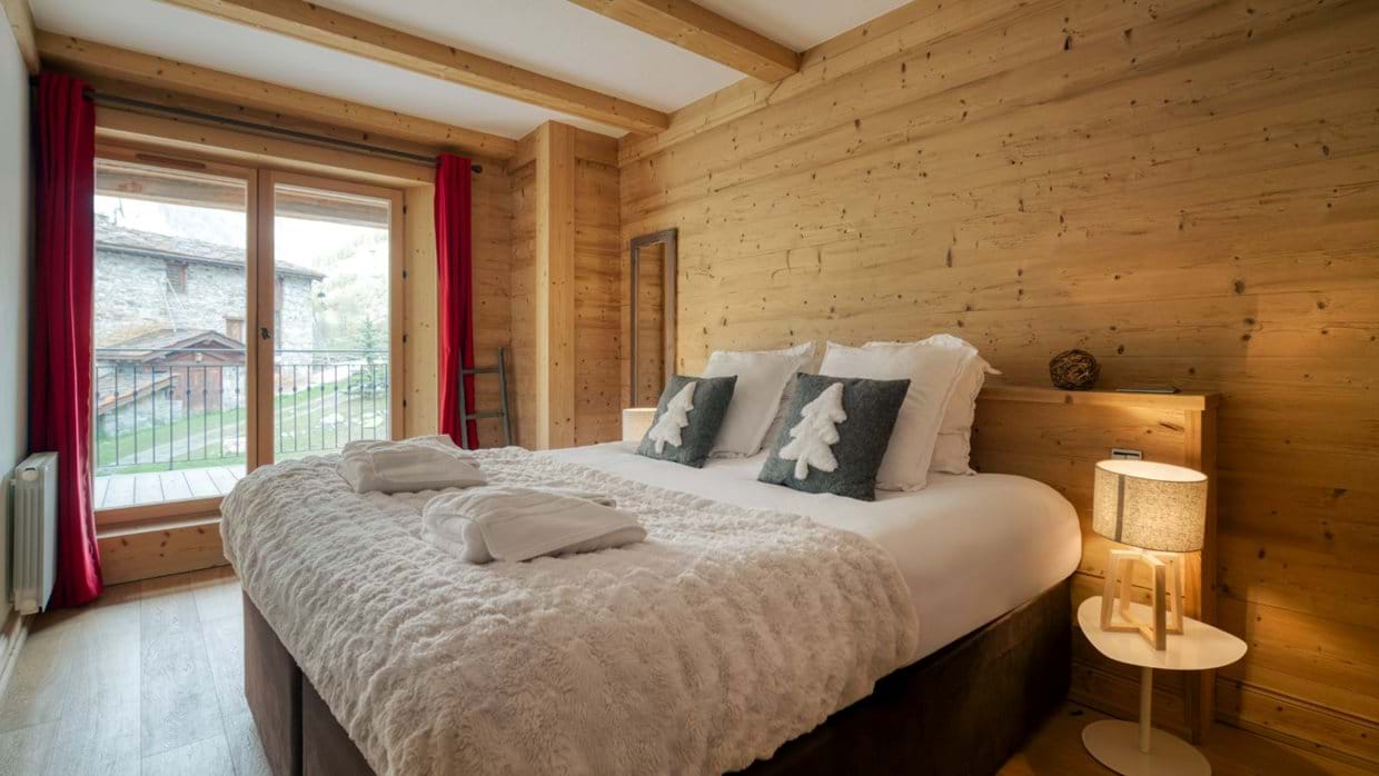 Luxury-Ski-Chalet-Val-d-Isere-Chalet-Sarire-Oxford-Ski-bedroom (13).jpg