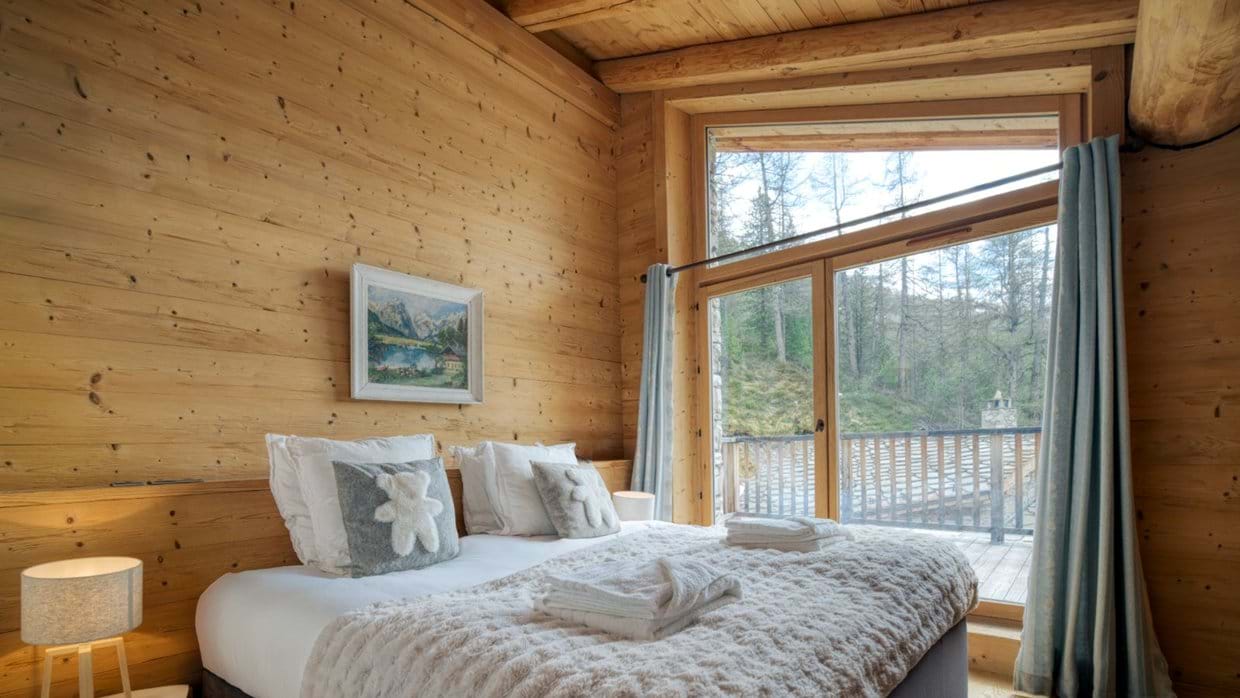 Luxury-Ski-Chalet-Val-d-Isere-Chalet-Sarire-Oxford-Ski-bedroom (15).jpg