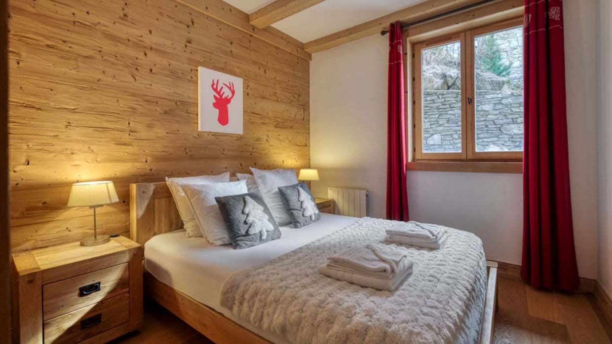 Luxury-Ski-Chalet-Val-d-Isere-Chalet-Sarire-Oxford-Ski-bedroom (20).jpg