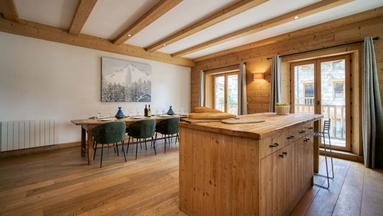 Luxury-Ski-Chalet-Val-d-Isere-Chalet-Sarire-Oxford-Ski-Kitchen-Island.jpg