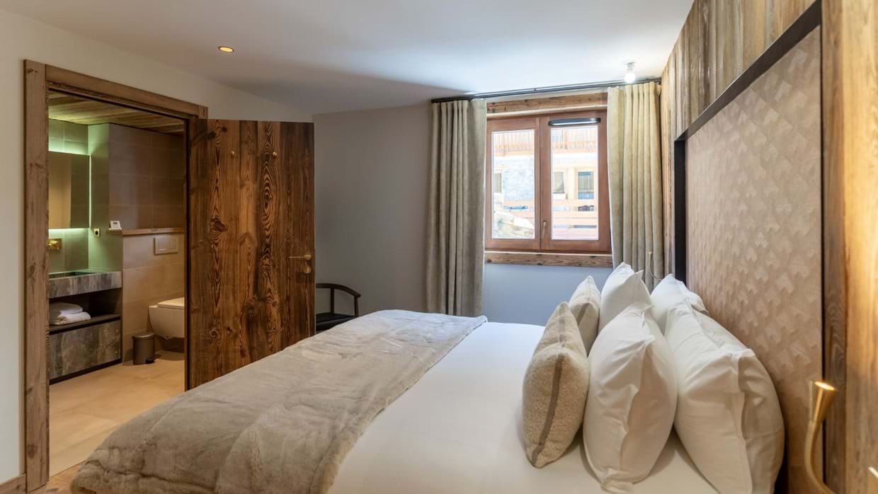 Luxury-Ski-Chalet-Meribel-Chalet-Portillo-Oxford-Ski-Bedroom (4).jpg
