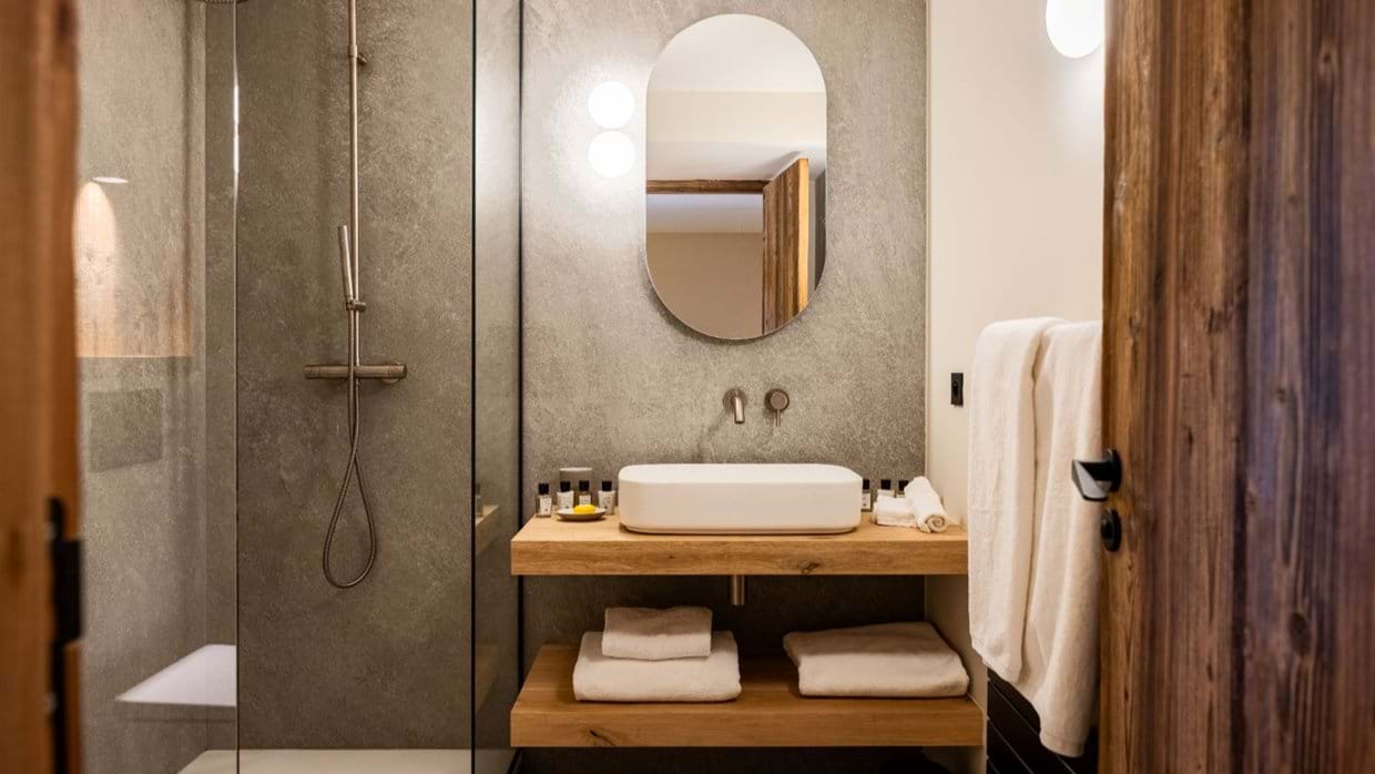 Luxury-Ski-Chalet-Meribel-Chalet-Orchidee-Oxford-Ski-Bathroom.jpg