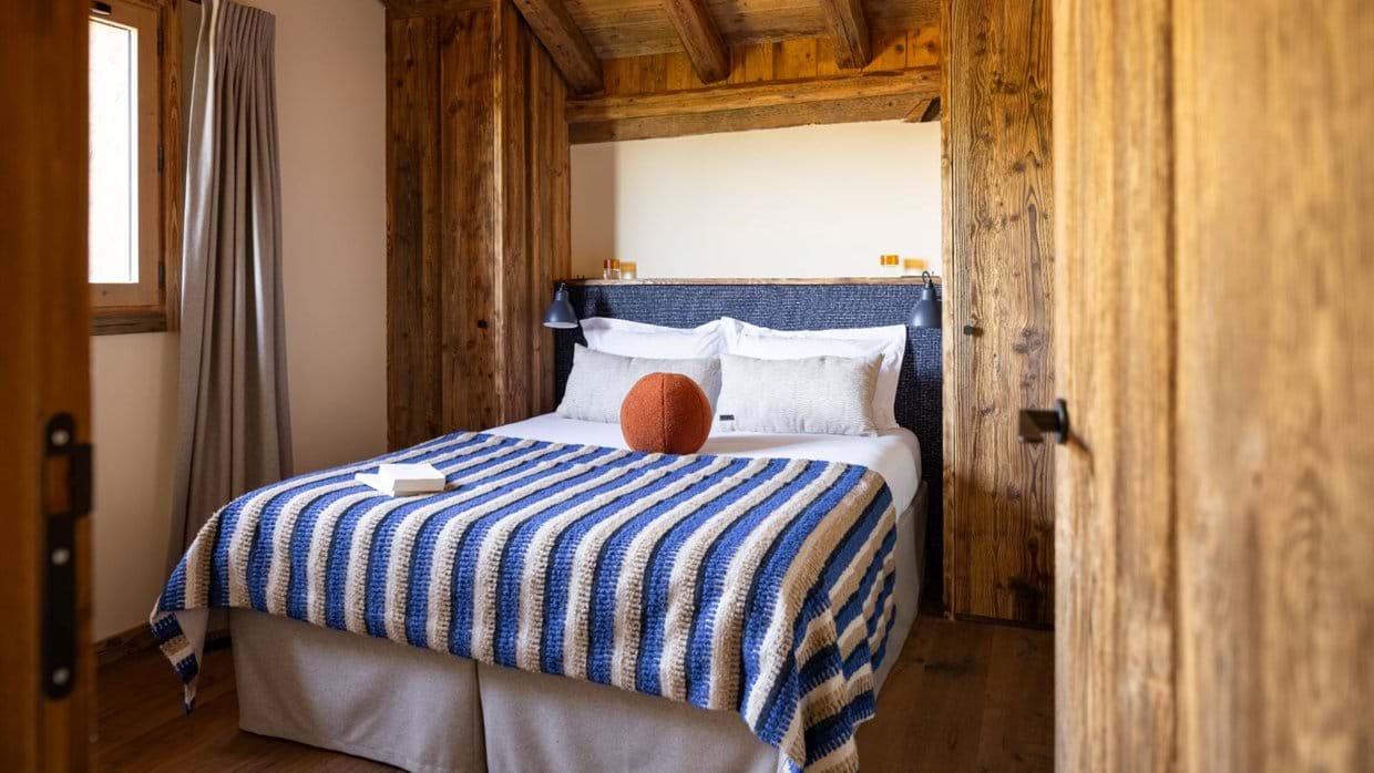 Luxury-Ski-Chalet-Meribel-Chalet-Orchidee-Oxford-Ski-Bedroom (11).jpg