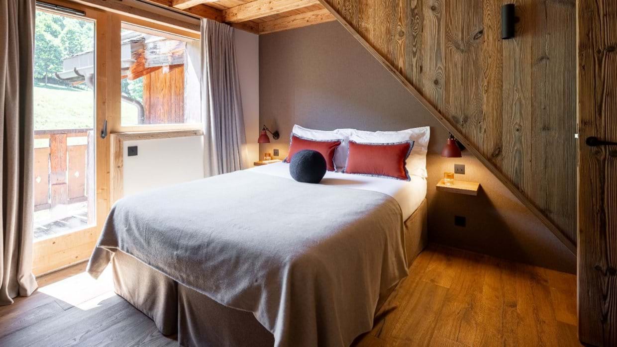 Luxury-Ski-Chalet-Meribel-Chalet-Orchidee-Oxford-Ski-Bedroom (12).jpg