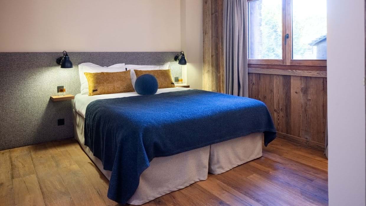 Luxury-Ski-Chalet-Meribel-Chalet-Orchidee-Oxford-Ski-Bedroom (15).jpg