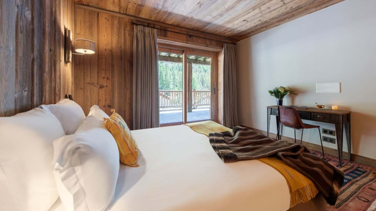 Luxury-Ski-Chalet-Val-D-Isere-Chalet-Lashca-Oxford-Ski-Bedroom (15).jpg