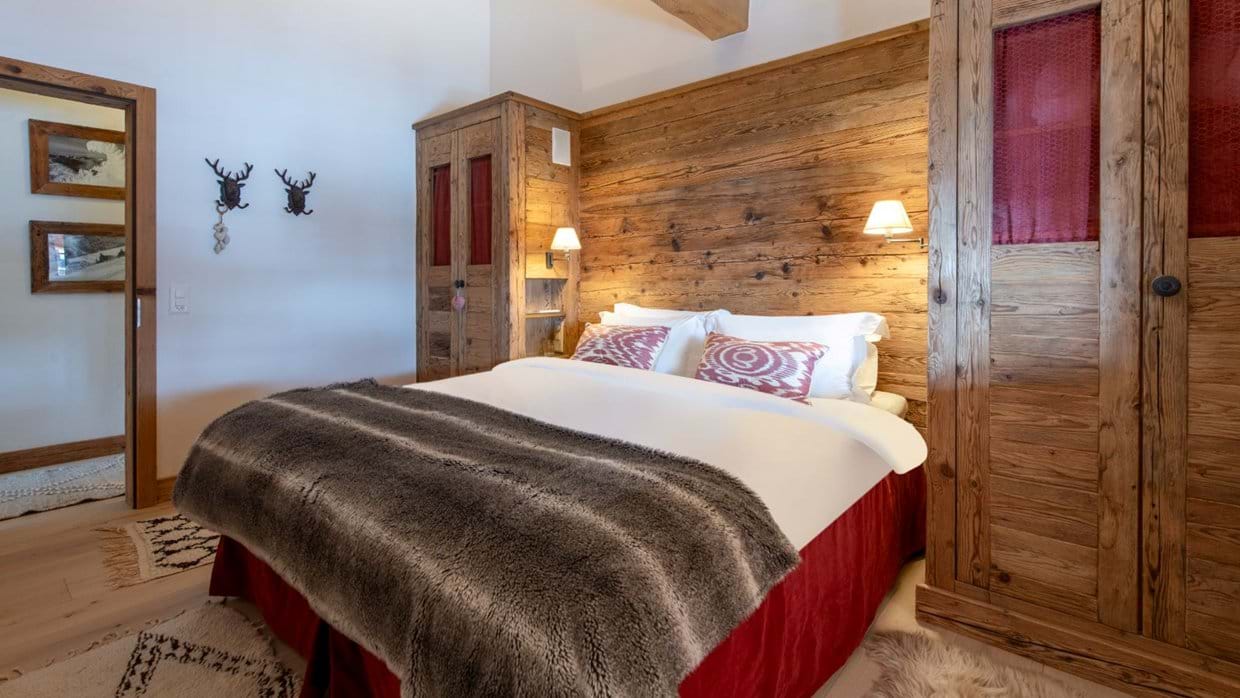 Bedroom 2 Treize Etoiles bed.jpg