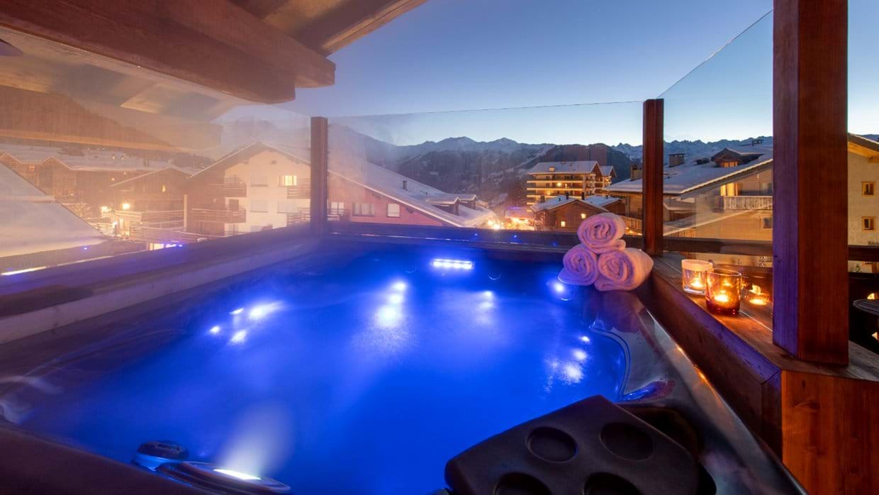 Hot tub in the evening on the balcony of Treize Etoiles.jpg
