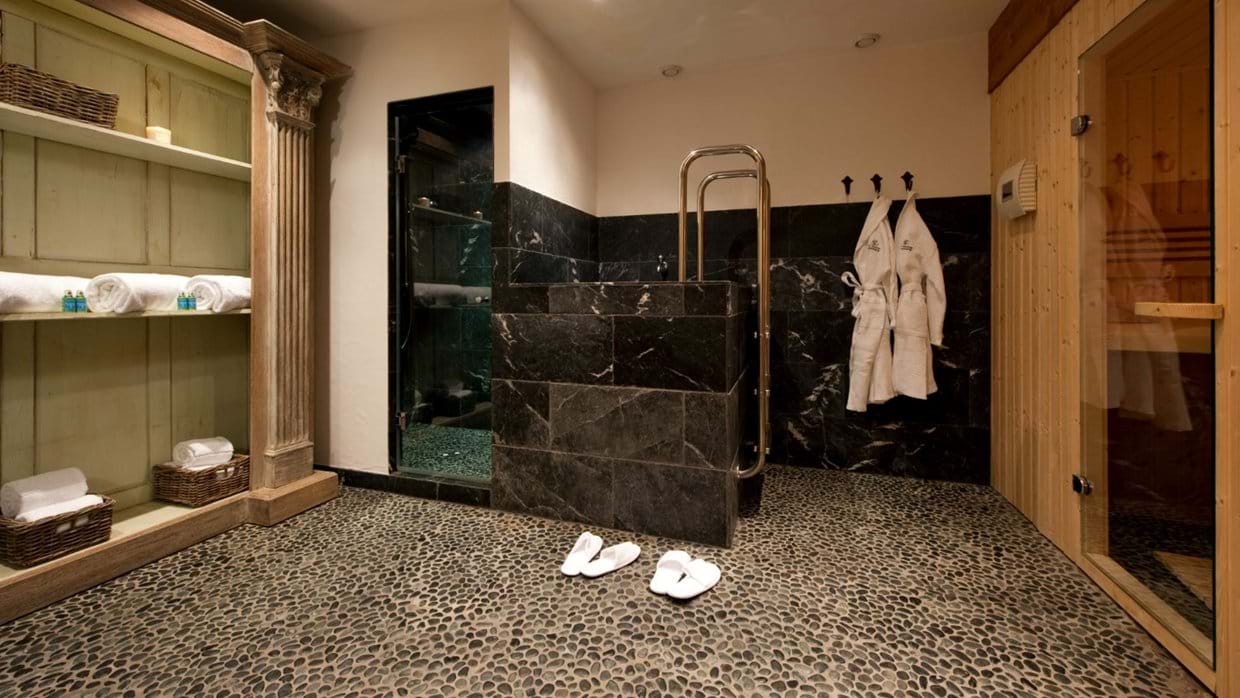 The spa room at Treize Etoiles and Silver.jpg