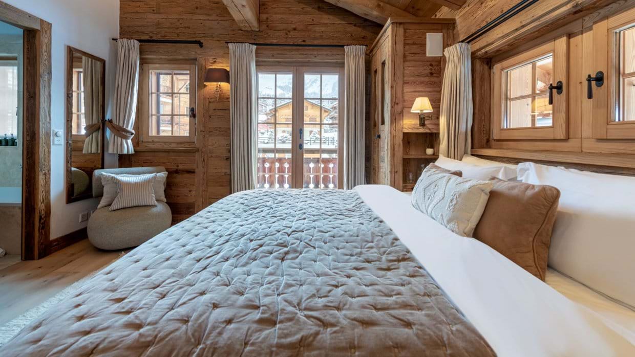 Bedroom 3 Treize Etoiles with balcony.jpg