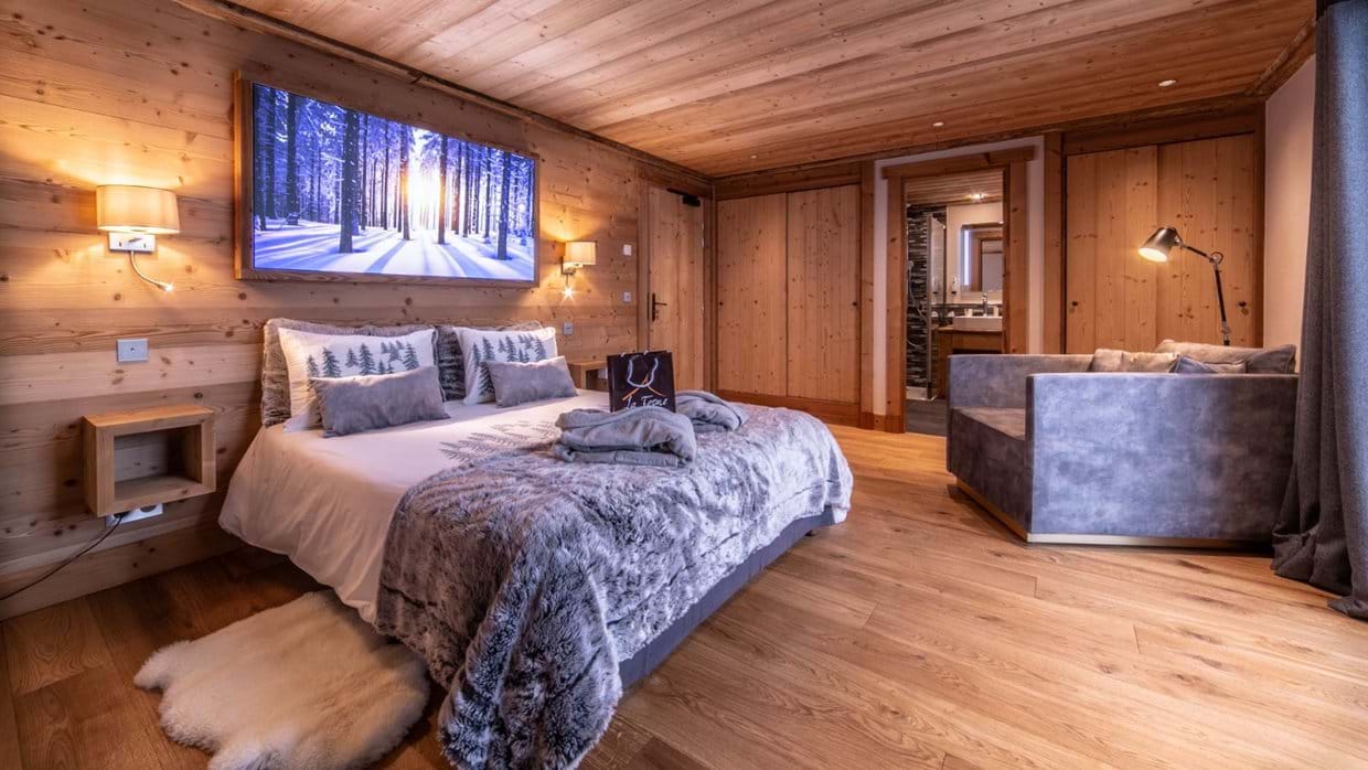 luxury-ski-chalets-meribel-ferme-de-mon-grand-pere-oxford-ski-bedroom1 (4).jpg