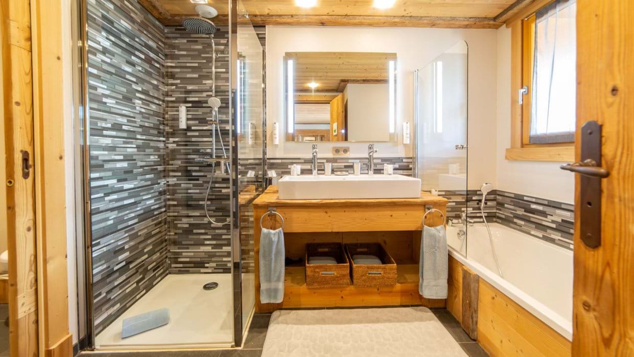 luxury-ski-chalets-meribel-ferme-de-mon-grand-pere-oxford-ski-bedroom1 (3).jpg