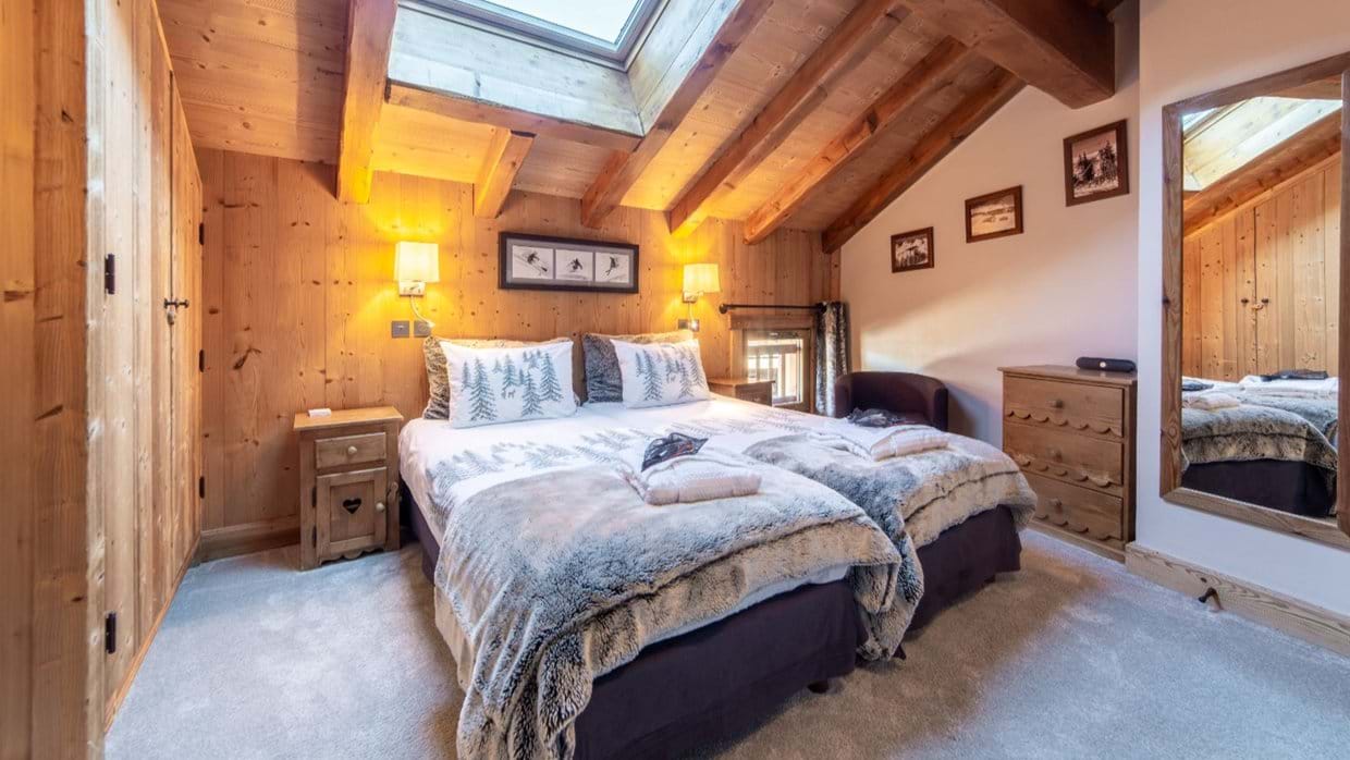 luxury-ski-chalets-meribel-ferme-de-mon-grand-pere-oxford-ski-bedroom6 (2).jpg