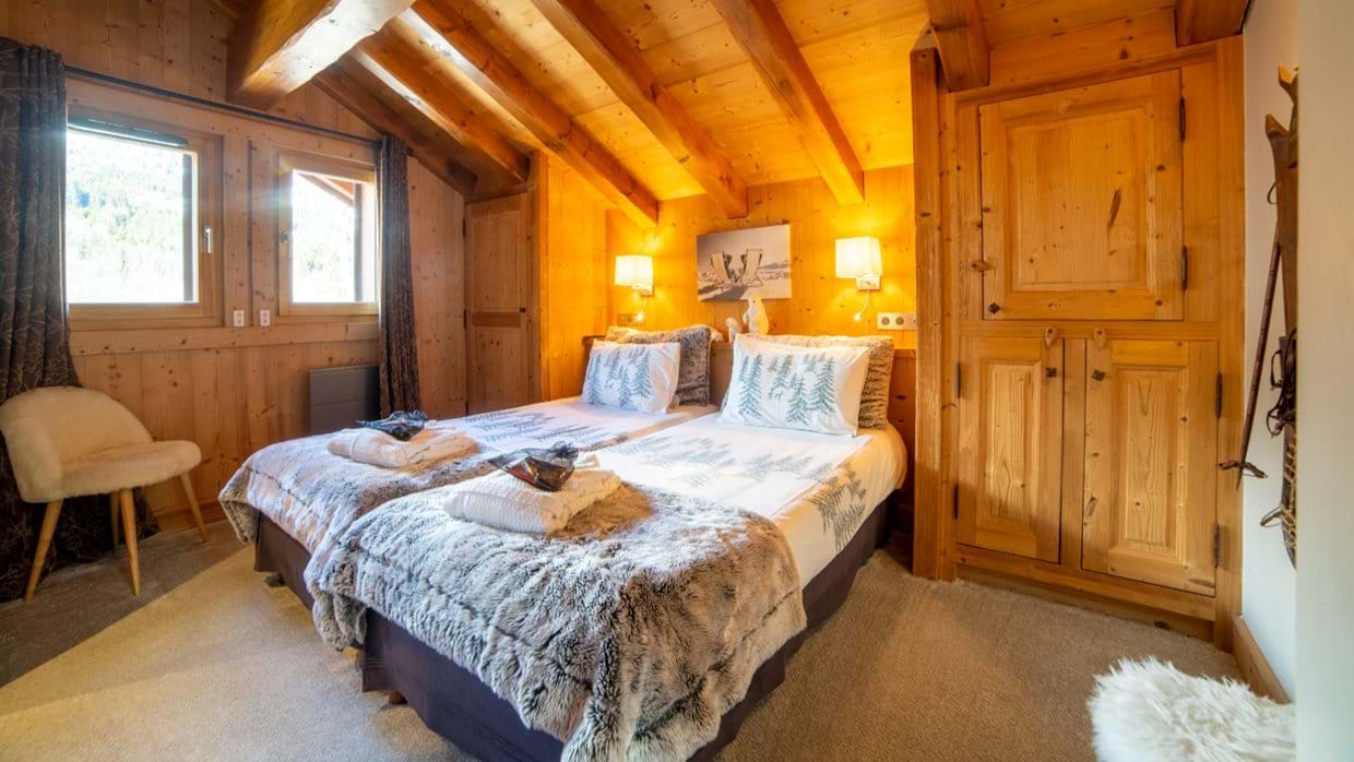 luxury-ski-chalets-meribel-ferme-de-mon-grand-pere-oxford-ski-bedroom5 (4).jpg
