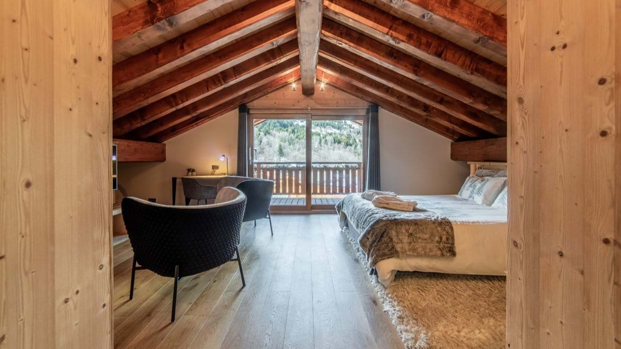 luxury-ski-chalets-meribel-ferme-de-mon-grand-pere-oxford-ski-bedroom3 (3).jpg