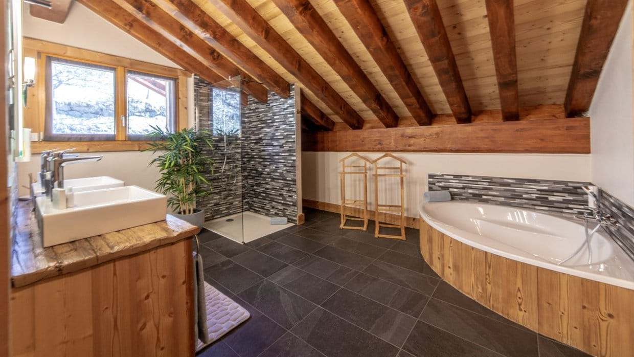 luxury-ski-chalets-meribel-ferme-de-mon-grand-pere-oxford-ski-bedroom3 (1).jpg