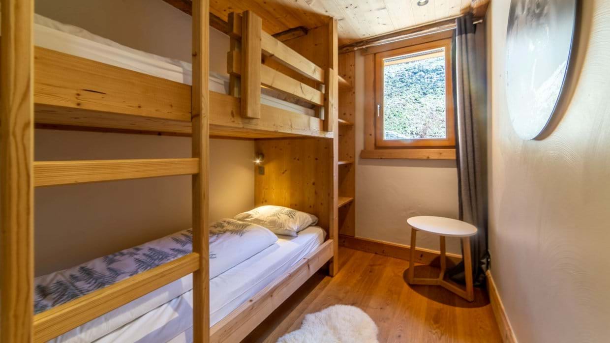 luxury-ski-chalets-meribel-ferme-de-mon-grand-pere-oxford-ski-bedroom2 (6).jpg