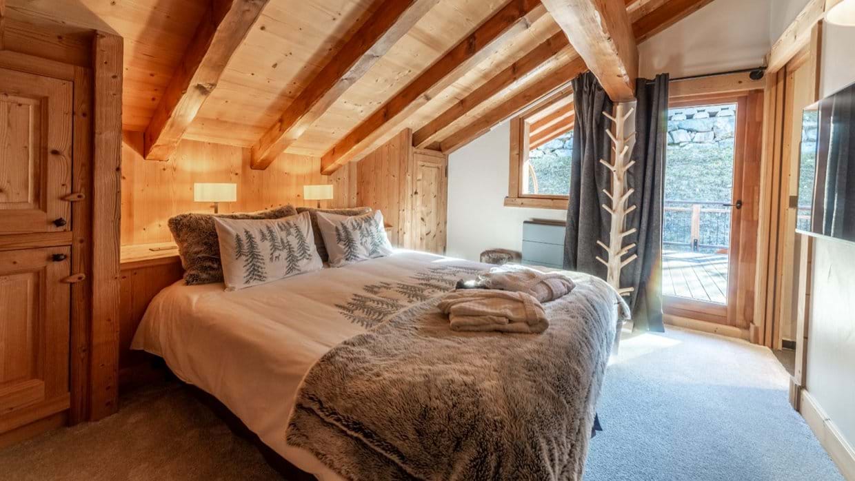 luxury-ski-chalets-meribel-ferme-de-mon-grand-pere-oxford-ski-bedroom8 (2).jpg