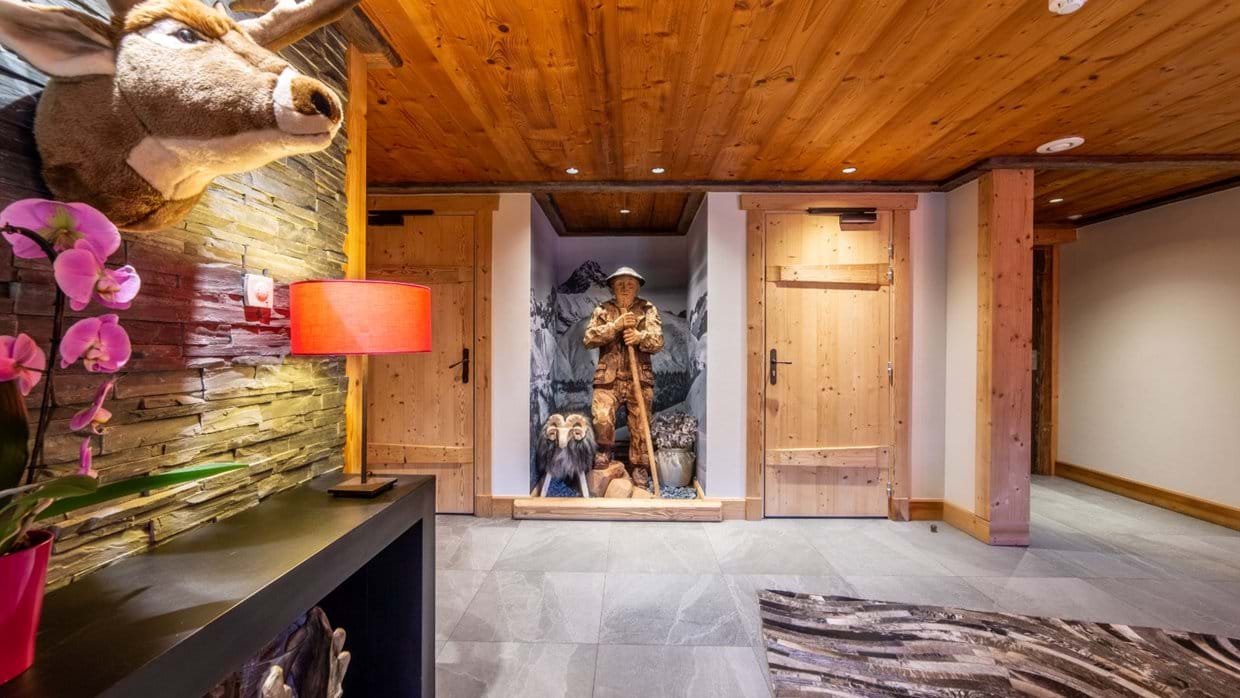 luxury-ski-chalets-meribel-ferme-de-mon-grand-pere-oxford-ski-entrance (1).jpg