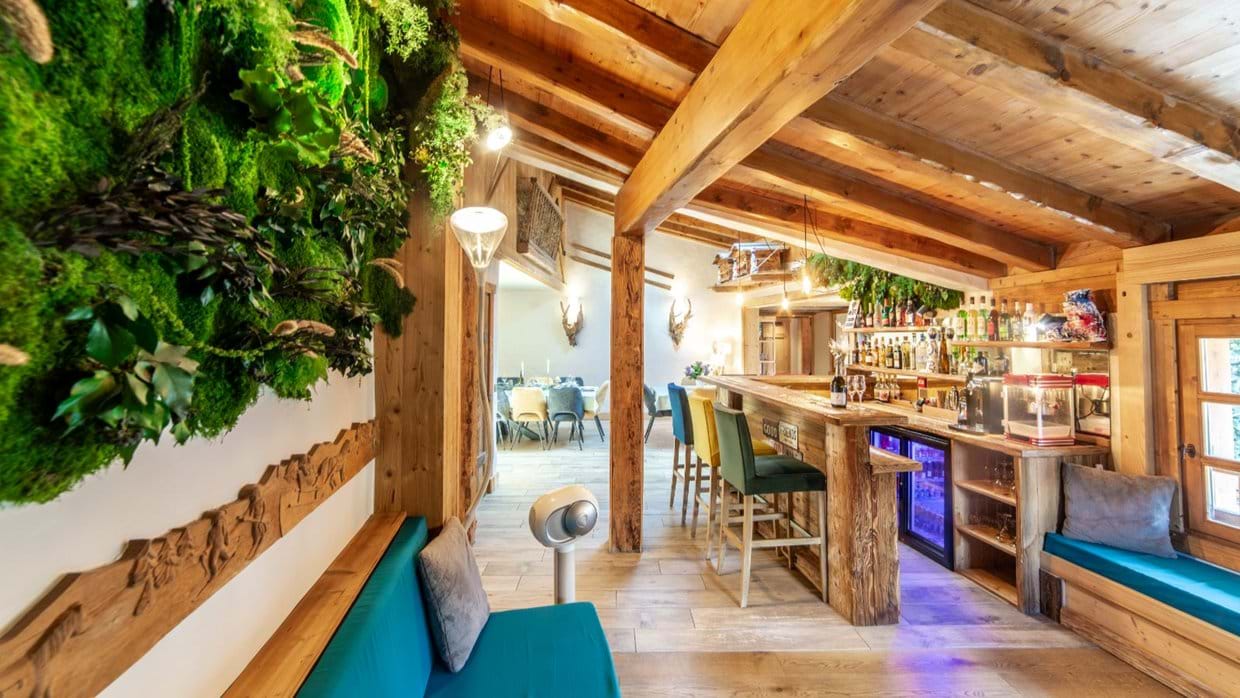 luxury-ski-chalets-meribel-ferme-de-mon-grand-pere-oxford-ski-bar (1).jpg
